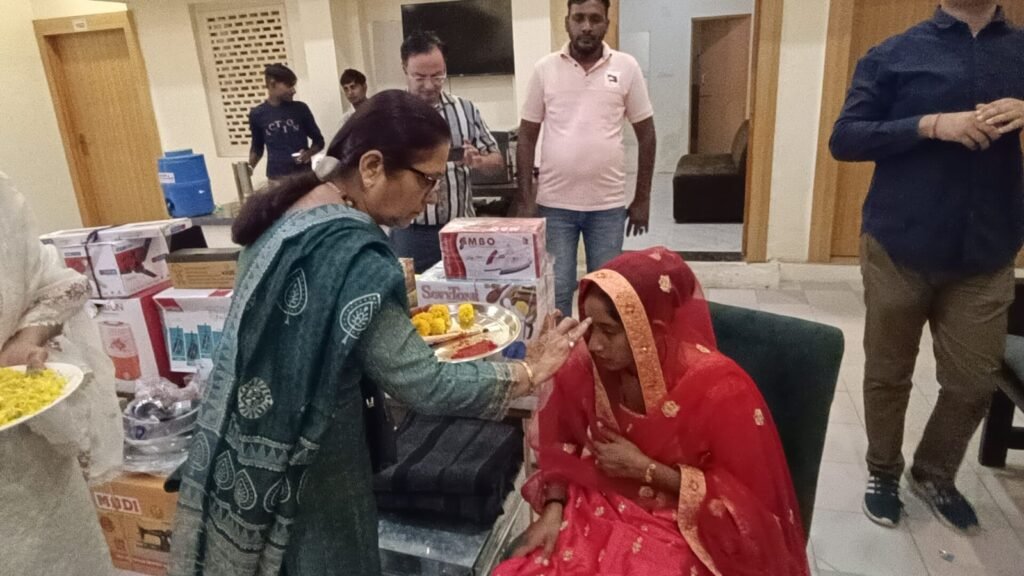 251 बेटियों की शादी करवा कर समाज में मानवता की मिसालगरीब बच्चों के लिए स्कूल बैग वितरण की एक प्रेरणादायक पहल – Copy